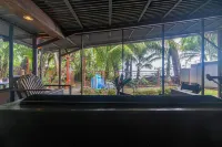 ON THE BEACH! Soaking Tub/Music/Wi-Fi & A/C-Queen Beds