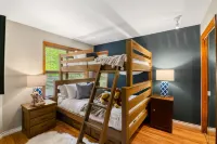 Luxury 2BD/2BA Sleep 6 Townhome- Free Parking Hotels in Village North