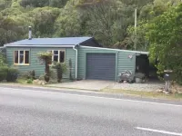 Nestled in the beautiful New Zealand bush a classic Kiwi bach. Hotels in Granity