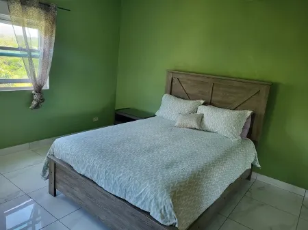 Sunny 2-Bedroom Retreat in Multi-Family Home Отели в г. Запад Энд