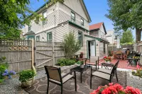 Newly refurbished house within short walking distance of town. Private driveway!