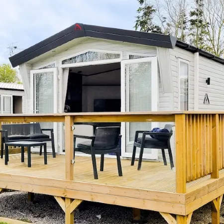 Luxury Lakeside Lodge - Fishing Lake - Pet Friendly - 5 Miles From Flamingo Land