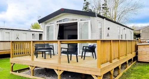 Luxury Lakeside Lodge - Fishing Lake - Pet Friendly - 5 Miles From Flamingo Land