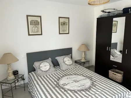 Super Standing and quiet apartment with terrace Отели в г. Кальви