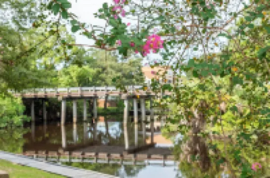 Ideally 2Br Near Lake Apartment