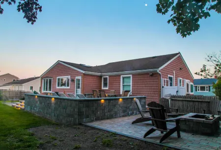 Beach house walking distance to Second Beach Отели рядом с достопримечательностью «Заповедник Норман Берд»