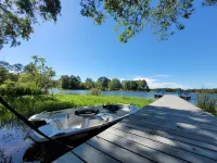 Relaxing newly-renovated 3/2 lakeside retreat with private dock