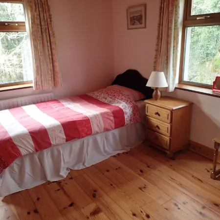 SPECIAL WEEKLY DISCOUNTS! Traditional stone cottage in beautiful West Kerry