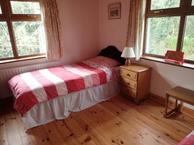 SPECIAL WEEKLY DISCOUNTS! Traditional stone cottage in beautiful West Kerry