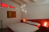 Quiet holidays, in an area surrounded by greenery, 100 mt from the center