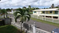 Mid Island, Spacious  unit with balcony, conveniently located to everything