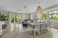 Large Family Accommodation with Pool and great location. Steps from Atlantis!