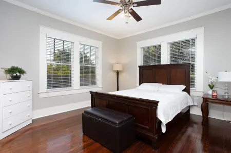 Big Blue Casita steps away from Downtown/Pearl Brewery Отели рядом с достопримечательностью «Сан-Антонио Ботаникал Гарден»