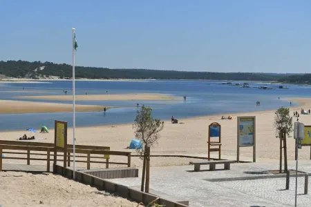 A Casa da Lagoa (Lagoa de Albufeira) - 800 da Praia Отели в г. Сесимбра
