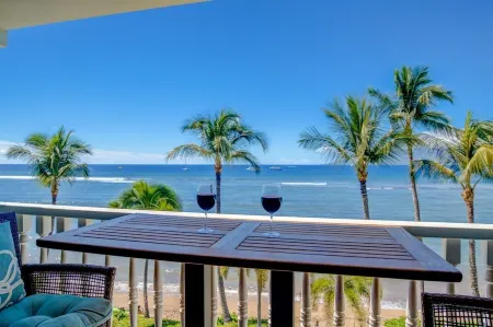 Romantic Oceanfront Condo at Lahaina Shores with Sweeping Ocean Views Отели рядом с достопримечательностью «Лахайна Джодо Мишен»