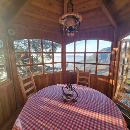 Chalet in Montreux mit Gartenhaus, Jacuzzi, Sauna und Einmaliger Aussicht! Отели рядом с достопримечательностью «Caux Palace»