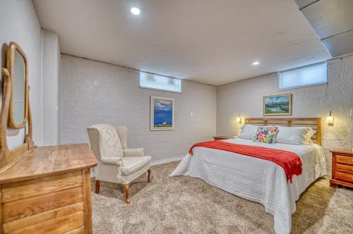 Cheerful Downtown 4 Bedroom Home