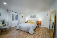 Clean and Bright Home with River Access, Kayaks and Bikes. Close to Mt Bachelor.