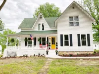 Beautiful Historic Farmhouse: Perfect for Fugitive Beach, Military, & MS&T!