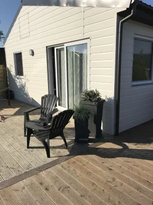 Modern, bright vacation home with lots of sun and its own jetty Hotels in Wervershoof