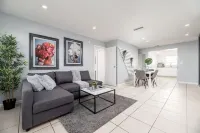 Beachside Bliss: Luxurious 2 Bed, 2 Bath Apartment - Your Coastal Sanctuary