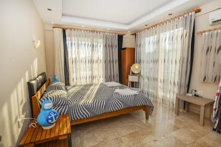 500m to beach, pool table, table tennis very private villa. Отели в г. Foca Mahallesi