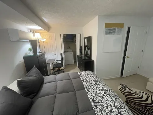 Entire Private Apartment, 2 Queens, Kitchen, Laundry Room, Large Dining Table