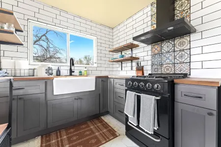 Charming cabin with AC and WiFi / 20 min from DTA