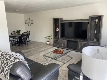 Beautiful 3 bedrooms house by SLCC Отели в г. Тейлорсвилл