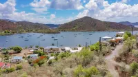 Bungalow Blue ~ 1 bedroom w/ AC in heart of Coral Bay