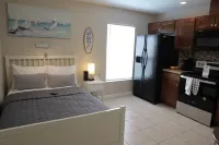 Sleeps 3...Coastal Beach Theme Studio right off I-4, close to Downtown Lakeland.
