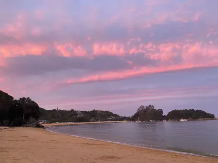 Little Kaiteriteri Rose's bach -3min walk to beach Отели рядом с достопримечательностью «Kaiteriteri Kayak»