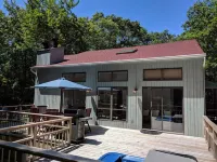 Beautiful newly renovated house with hot tub Hotels near Foster Memorial Beach