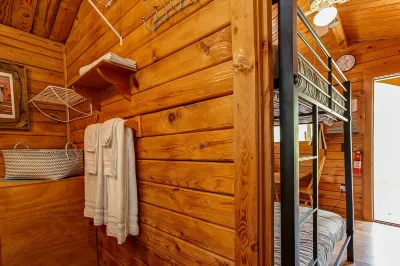 Cozy Log Cabin on Miller Creek - 5 mi south of downtown Johnson City