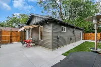 Luxury 2BR home with high ceilings with  BBQ/ patio in beautiful South Windsor.
