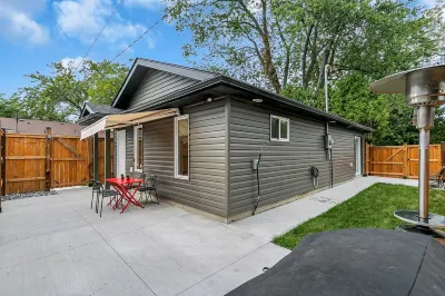 Luxury 2BR home with high ceilings with  BBQ/ patio in beautiful South Windsor. Hotels near Assumption Park
