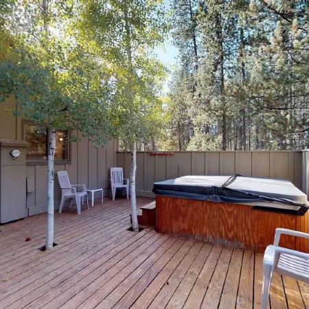 Spacious Cabin Vibe w/ lots of Wood - Easy walk/ride to Village, Lodge and River