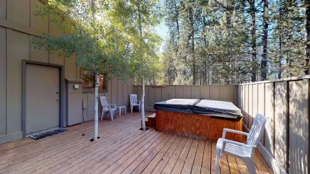 Spacious Cabin Vibe w/ lots of Wood - Easy walk/ride to Village, Lodge and River