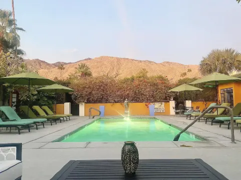 遠景正大度假酒店 - 男同性戀度假村