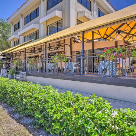 Updated Dtwn Naples Condo Across from Beach!