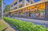 Updated Dtwn Naples Condo Across from Beach!