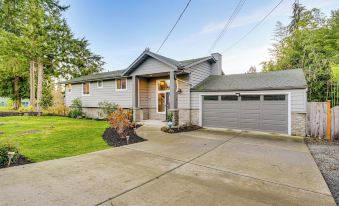 Lakefront Gem: Balcony, Fire Pit & Yard in Everett