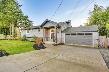 Lakefront Gem: Balcony, Fire Pit & Yard in Everett Отели рядом с достопримечательностью «Парк Аль Борлин»