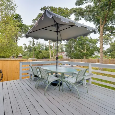 1 Mi to Sand! Mid-Cape Chatham w/ Furnished Deck