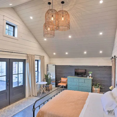 Rustic Rapid City Farmhouse w/ Mountain Views
