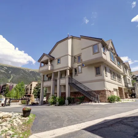 Newly Renovated, Slope-Side Walk-in Walk-Out, Top Floor, Views of Ten Mile Range - ER4 by Redawning