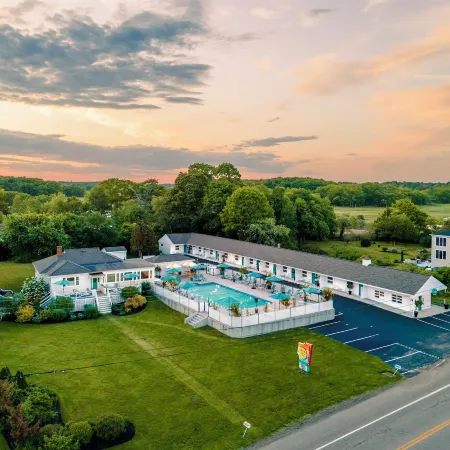 Rye Motor Inn - Oceanfront, Walk to Beach