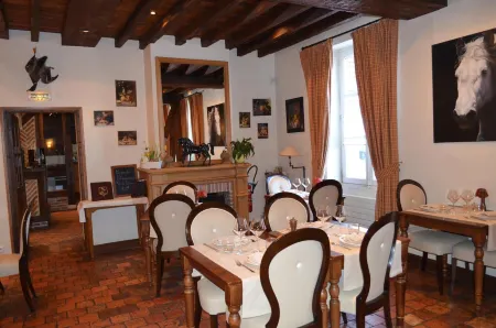 Logis Hôtel Auberge du Cheval Blanc Отели в г. Линьи-ле-Рибо