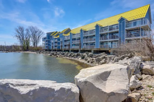 Waterfront Middle Bass Condo w/ Pool Access! - Homestays
