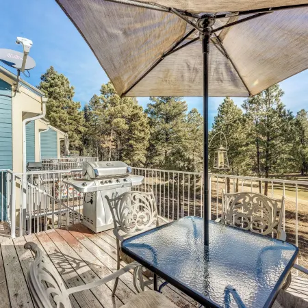 Bright Townhome - 1 Mile to Downtown Cloudcroft